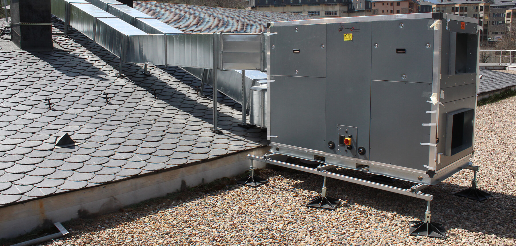 ALT 2: Sistema de soportación de CELO para aerotermia en una cubierta de Andorra