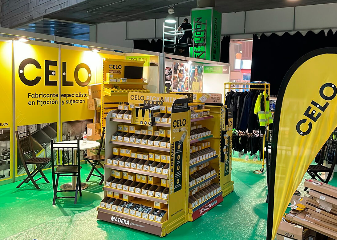 Stand de CELO en la feria FESUCON 2025 con un expositor de productos de fijación