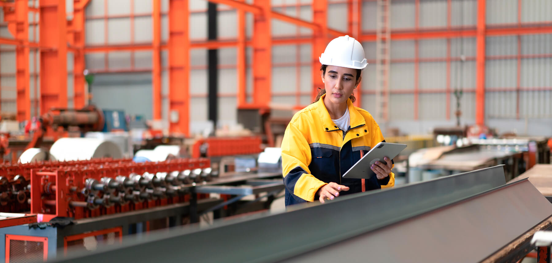 Técnico de CELO comprobando la calidad de la materia prima de fabricación de tornillos
