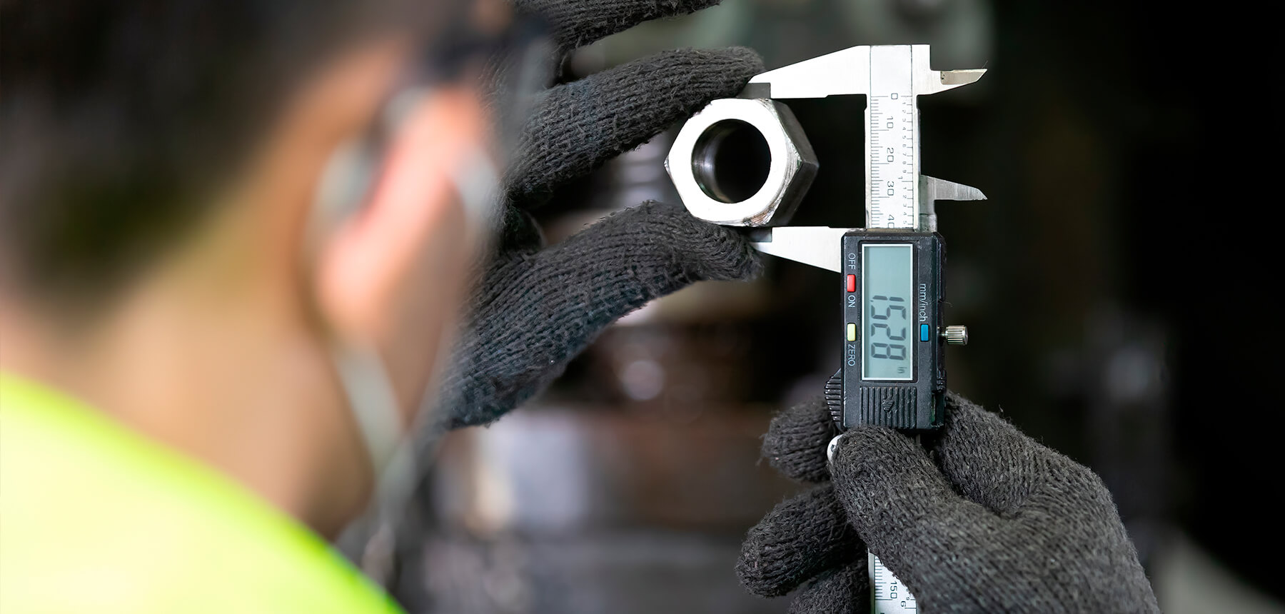 Técnico de CELO realizando una prueba técnica a un elemento de fijación