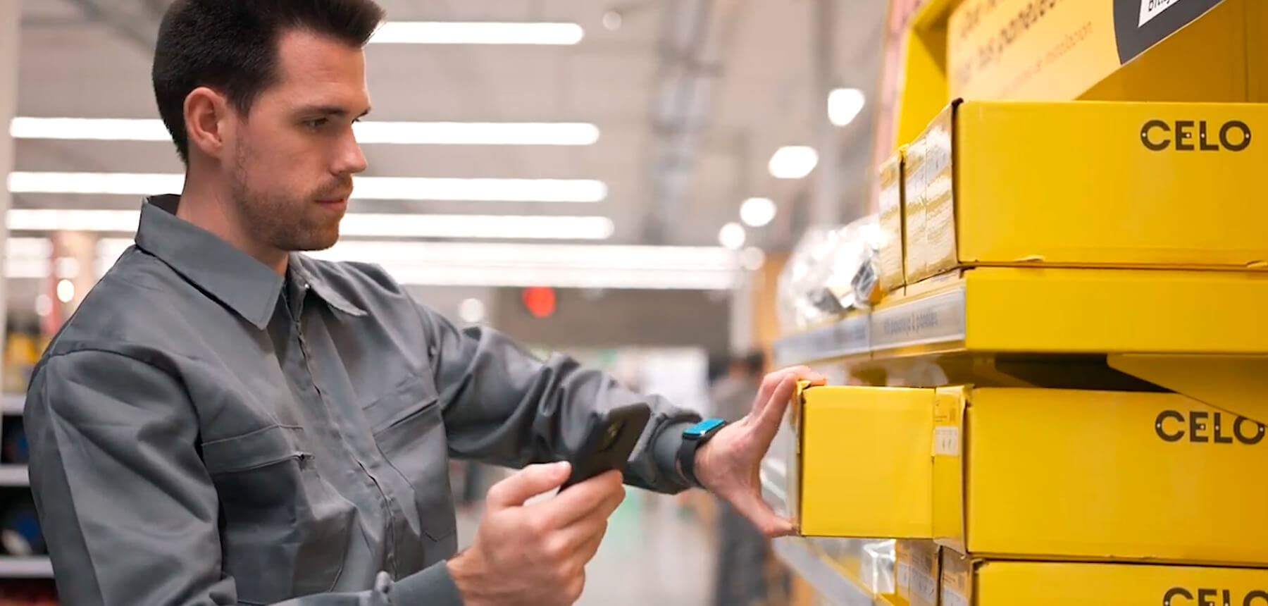 instalador seleccionando productos CELO en un expositor solar