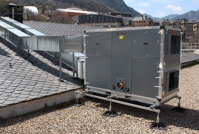 Maquinaria de aire acondicionado en azotea sobre una bancada premontada de CELO con recubrimiento KlimaProof