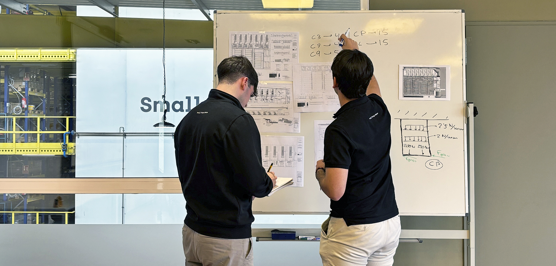 equipo técnico de CELO estudiando los detalles de un proyecto de soportación