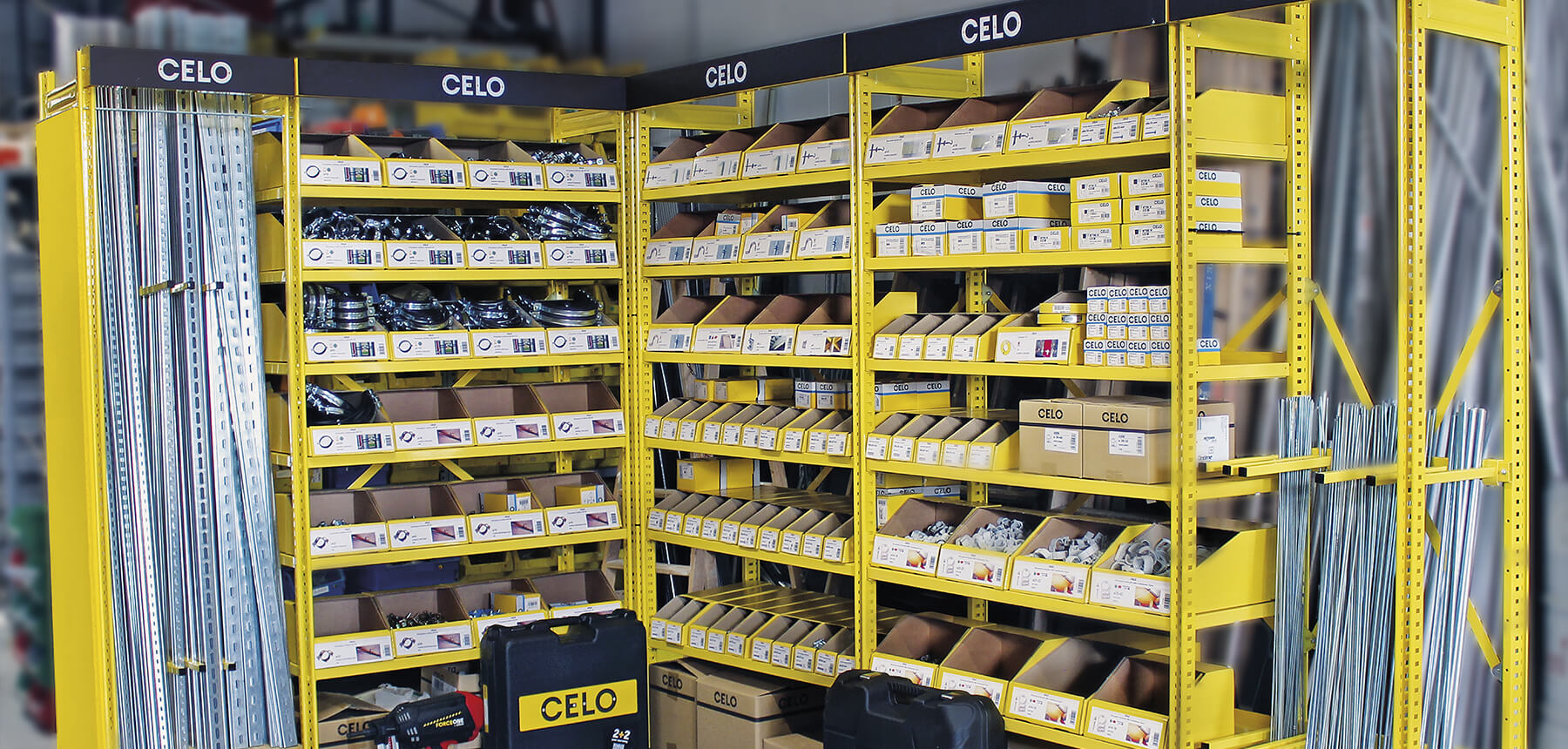 expositor Pick&Install CELO con perfiles, varillas y accesorios de fijación