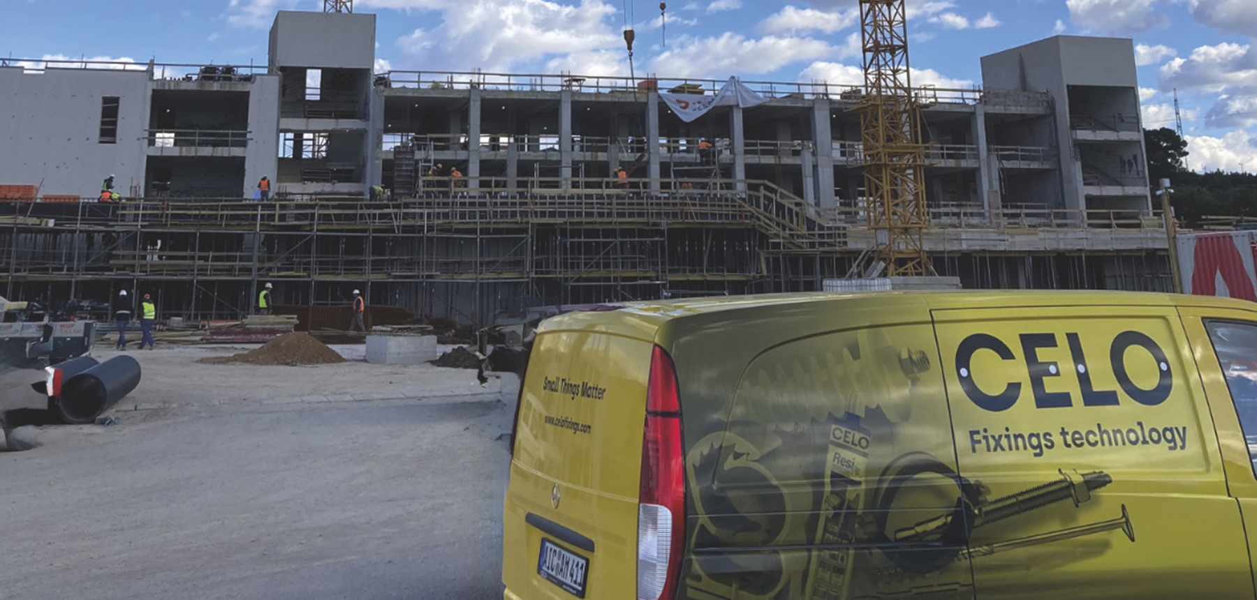 furgoneta CELO realizando una entrega directa en obra