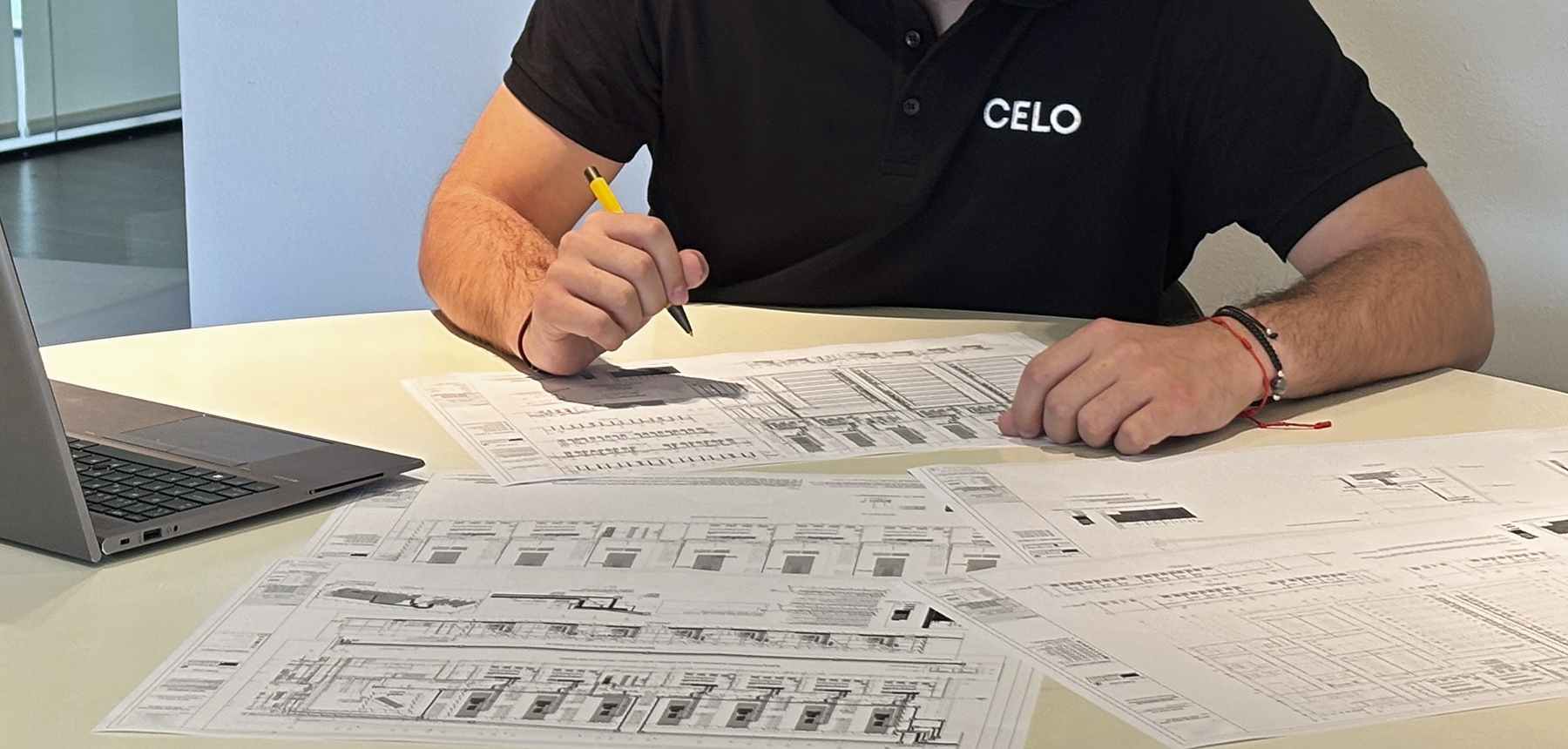 ingeniero de CELO realizando el analisis inicial de un proyecto de instalación
